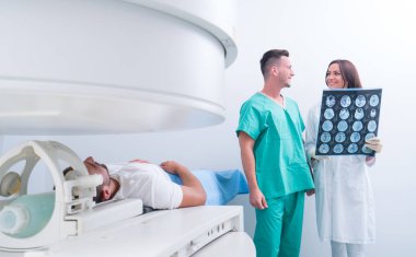 Kendine güvenen hoş doktor MRI tarama sonuçlar ile çalışma