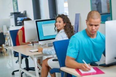 Girişimci iş adamları modern ofiste her gün çalışıyorlar.