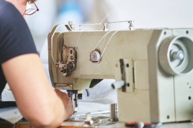 Terzi veya fabrika dikiş ile bir sanayi dikiş makinesi işçisi