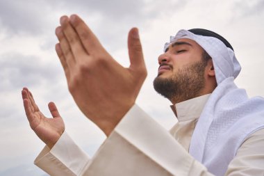 Dağlarda dua iislamic adam.