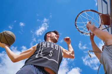 basketbolcu yüksekten uçuyor ve puanlama eylem