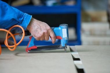 Genç bir erkek işçi işe bir fabrikada mobilya imalatı için