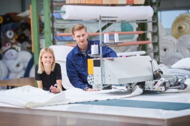 Terzi bir tekstil fabrikasında bir makineye atanan yeni, ustabaşı bir şey açıklar