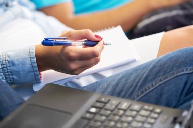 Girişimci iş adamları modern ofiste her gün çalışıyorlar.