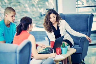 Başlangıç iş adamları grup çalışma günlük iş modern adlı ofis coworking