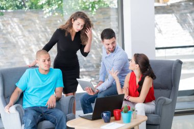 Fotoğraf genç businessmans mürettebat modern coworking uzayda yeni başlangıç projesi ile çalışma.