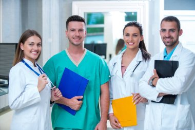 Klinik, Meslek, kişi, sağlık ve tıp kavramı - mutlu grup doktor veya hastane koridor az doktorlar