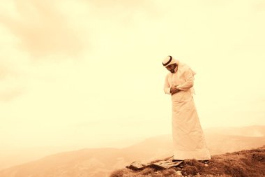 Dağlarda dua iislamic adam.