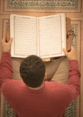 Dindar Müslüman adam caminin içinde dua ediyor.