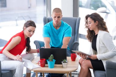 Fotoğraf genç businessmans mürettebat modern coworking uzayda yeni başlangıç projesi ile çalışma.