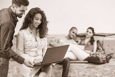 Başlangıç iş adamları grup çalışma günlük iş modern adlı ofis coworking