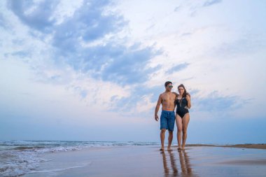 Hamile çift Sahilde yürüyüş