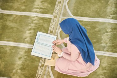 Camide Namaz kılan Genç Müslüman Kadın