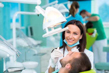 Diş hekimi diş hekimi dişlerde bir hastanın incelenmesi.