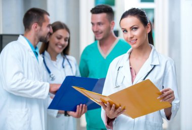 Klinik, Meslek, kişi, sağlık ve tıp kavramı - mutlu grup doktor veya hastane koridor az doktorlar
