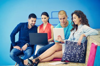 Başlangıç iş adamları grup çalışma günlük iş modern adlı ofis coworking