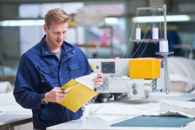 Koruyucu giyim makine kullanarak fabrika işçisi