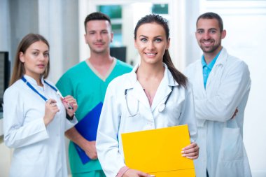 Klinik, Meslek, kişi, sağlık ve tıp kavramı - mutlu grup doktor veya hastane koridor az doktorlar
