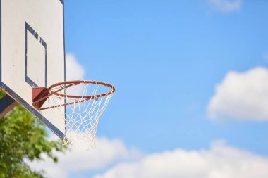 Güneş ve gökyüzünde basketbol potası