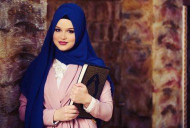 Camide Namaz kılan Genç Müslüman Kadın