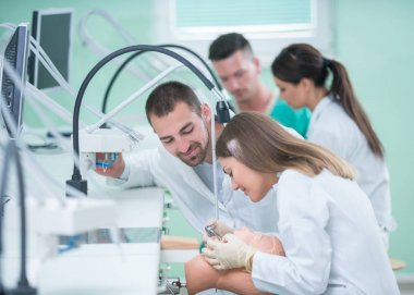 Takma diş, ağız hijyeni. Takma diş, takma diş, bir çalışma ve diş araçları içeren bir tablo üzerinde çalışırken protez eller.