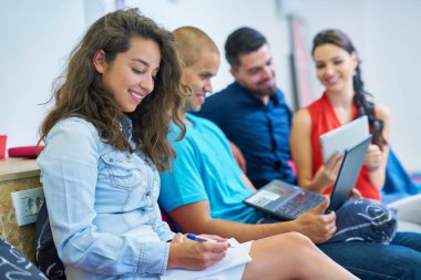 Girişimci iş adamları modern ofiste her gün çalışıyorlar.