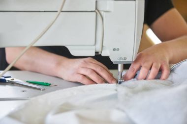 Terzi veya fabrika dikiş bir sanayi dikiş makinesi ile işçi, çok doğru olduğunu