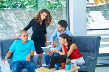 Girişimci iş adamları modern ofiste her gün çalışıyorlar.