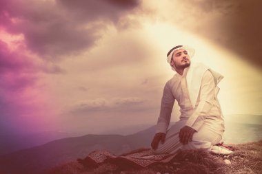 Dağlarda dua iislamic adam.