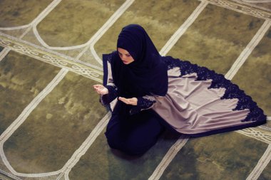 Camide Namaz kılan Genç Müslüman Kadın