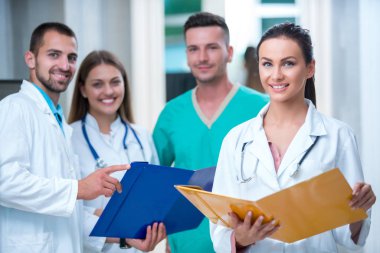 Klinik, Meslek, kişi, sağlık ve tıp kavramı - mutlu grup doktor veya hastane koridor az doktorlar