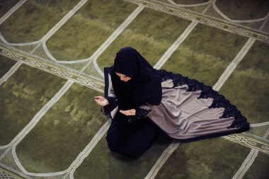 Camide Namaz kılan Genç Müslüman Kadın
