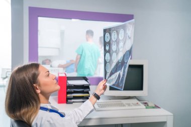 Kendine güvenen hoş doktor MRI tarama sonuçlar ile çalışma