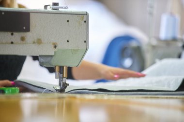 Terzi veya fabrika dikiş bir sanayi dikiş makinesi ile işçi, çok doğru olduğunu