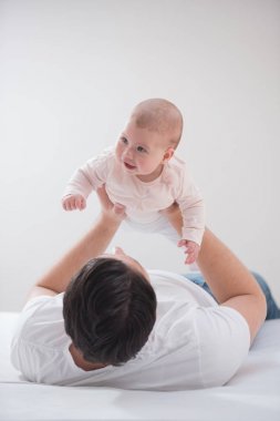 Onun küçük bebekle oynayan genç Baba