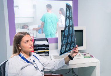 Kendine güvenen hoş doktor MRI tarama sonuçlar ile çalışma