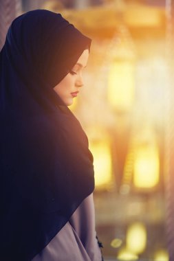 Camide Namaz kılan Genç Müslüman Kadın