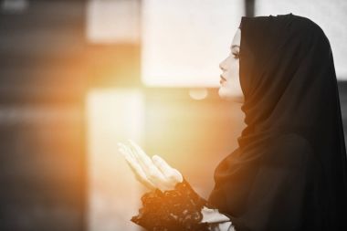 Camide Namaz kılan Genç Müslüman Kadın