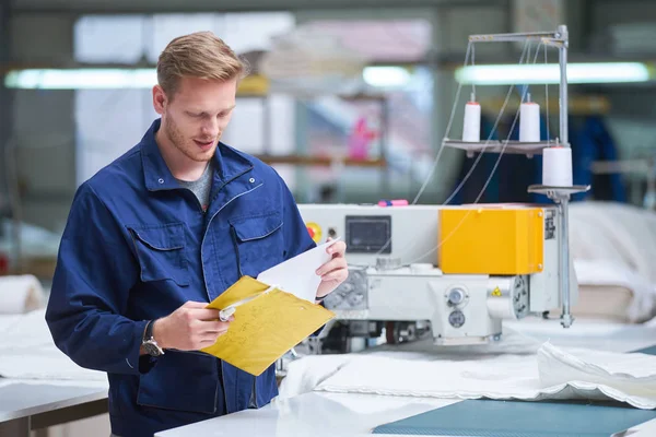 Koruyucu giyim makine kullanarak fabrika işçisi