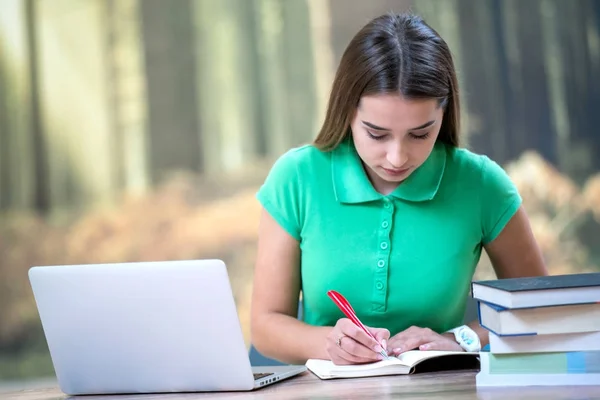 Jonge Vrouw Met Laptop Smartphone Mooie Student Meisje Die Laptop — Stockfoto