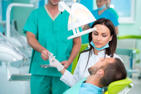 Dentista Che Esamina Denti Paziente Dal Dentista — Foto Stock
