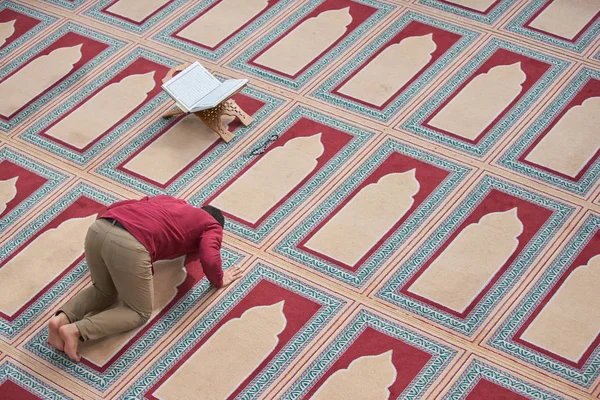 Religioso Musulmán Rezando Dentro Mezquita — Foto de Stock