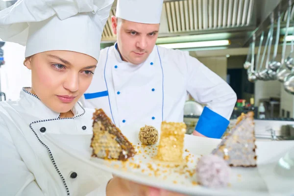 Bolo Placa Cozinha Branca Bolo Mel Preparado Pelo Chef Sobremesa — Fotografia de Stock