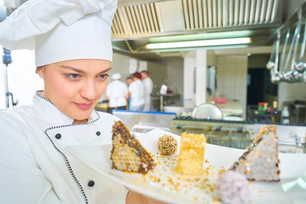 Beyaz tahta pişirme kek. Şef tarafından hazırlanan kek tatlım. Lokanta mutfağı tatlı tatlı.