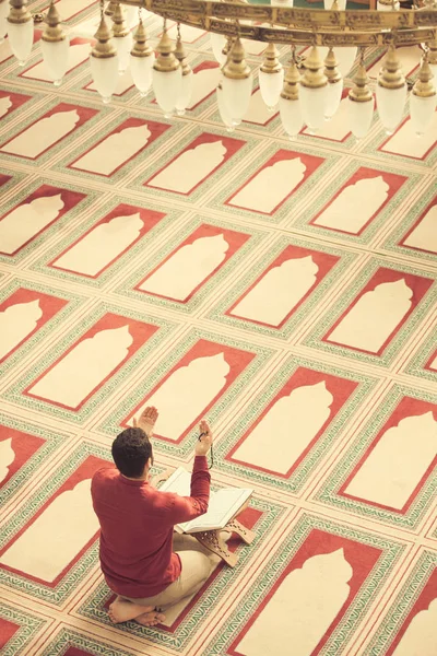 Religious Muslim Man Praying Mosque — Stock Photo, Image