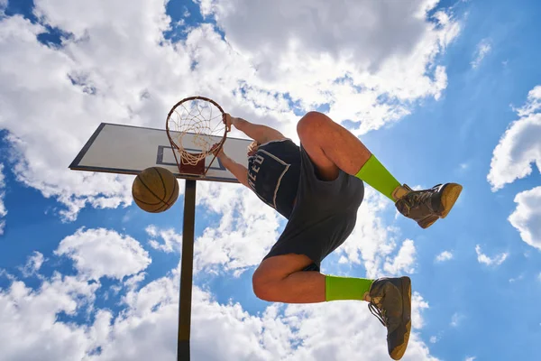 Jugador Baloncesto Acción Volando Alto Anotando — Foto de Stock