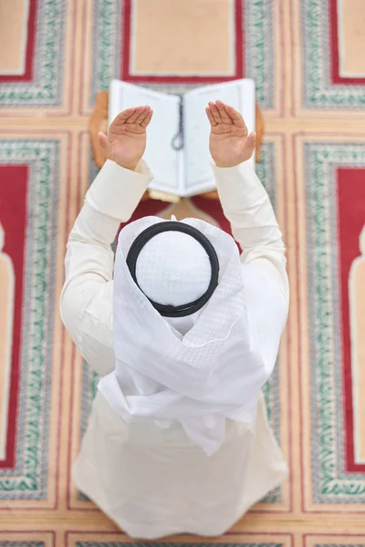 Religiös Muslim Man Ber Inne Moskén — Stockfoto