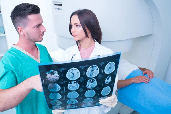 Selbstbewusster Angenehmer Arzt Der Mit Mri Scan Ergebnissen Arbeitet — Stockfoto