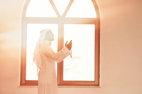 Religiöser Muslimischer Mann Betet Der Moschee — Stockfoto