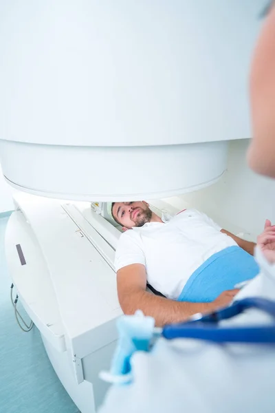 Médico Seguro Agradable Que Trabaja Con Resultados Resonancia Magnética — Foto de Stock